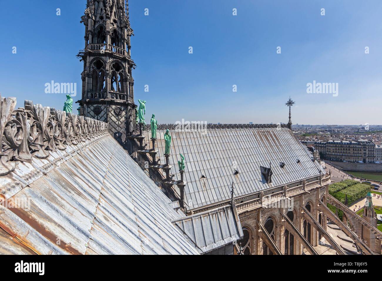 France, Paris, zone listed as World Heritage by UNESCO, Notre-Dame cathedral on the City island, the lead roof with the apostles statues and the spire (archive) Stock Photo