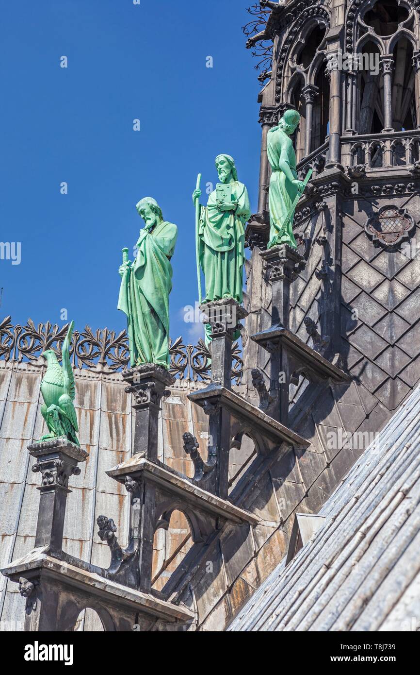 France, Paris, zone listed as World Heritage by UNESCO, Notre-Dame  cathedral on the City island, the statues of the apostles at the base of  the spire Stock Photo - Alamy
