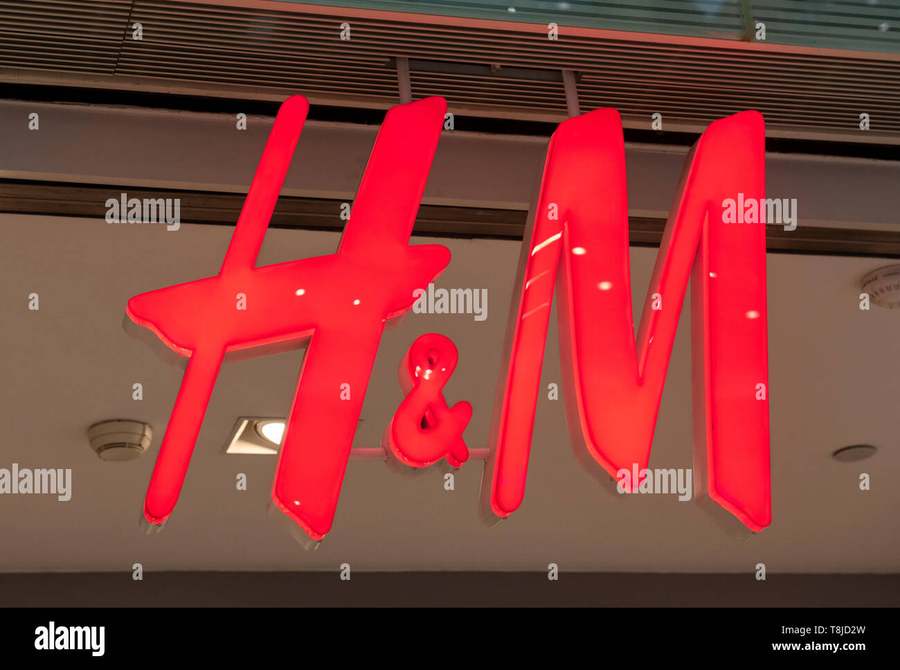 h&M logo design