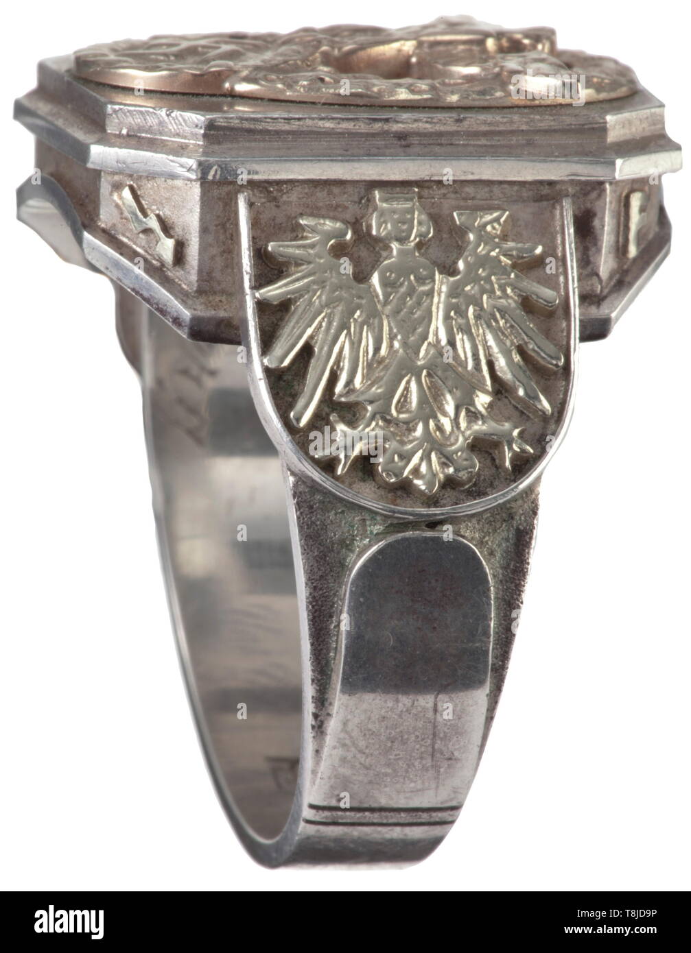 Benno Martin (1893 - 1975) - an honour ring of the police president of Nuremberg High-quality gold work, silver with applied golden coat of arms of the city of Nuremberg and golden Nuremberg Funnel, a golden police eagle on the seal surface. The shank inscribed with 'Uns. Chef in steter Erg. gew. die Nasta Nürnberg' (tr. 'Dedicated to our chief in continuous devotion, Nasta Nuremberg'). Complete with a silver-plated case (the inside lined with blue velvet). historic, historical, 20th century, Additional-Rights-Clearance-Info-Not-Available Stock Photo