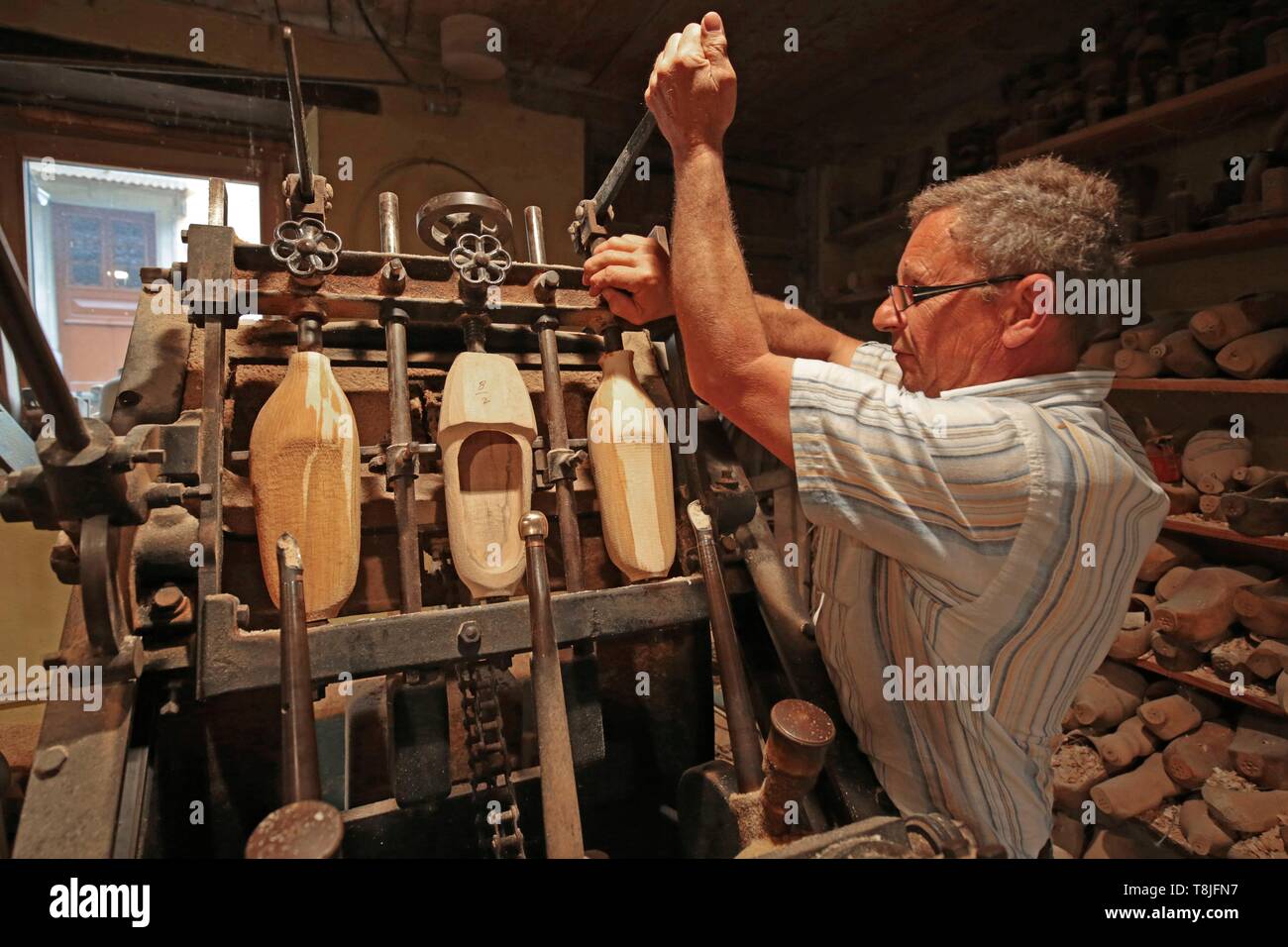 France, Haut Rhin, Lutterbach, sabotery Andre Haeberle, shoe maker Andre Haeberle at work, demonstration commented in front of visitors, his shoes are made of maple wood Stock Photo
