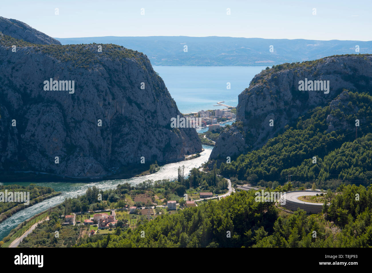 Kroatien, Dalmatien, Mündung des Flusses Cetina ins adriatische Meer bei der Ortschaft Omis Stock Photo