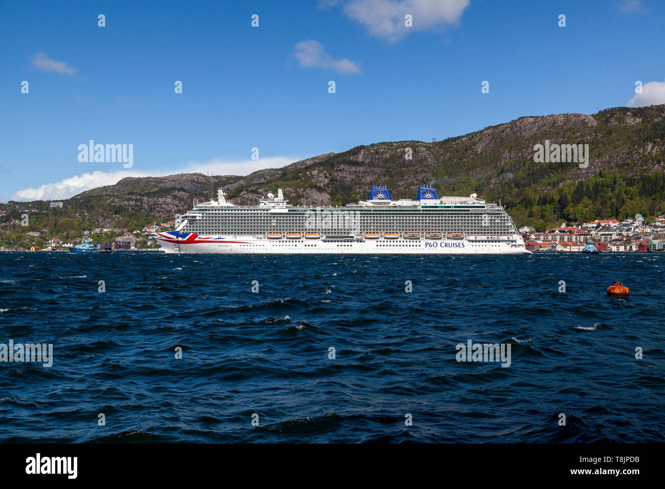 Tugs moving large cruise ship hi-res stock photography and images - Alamy