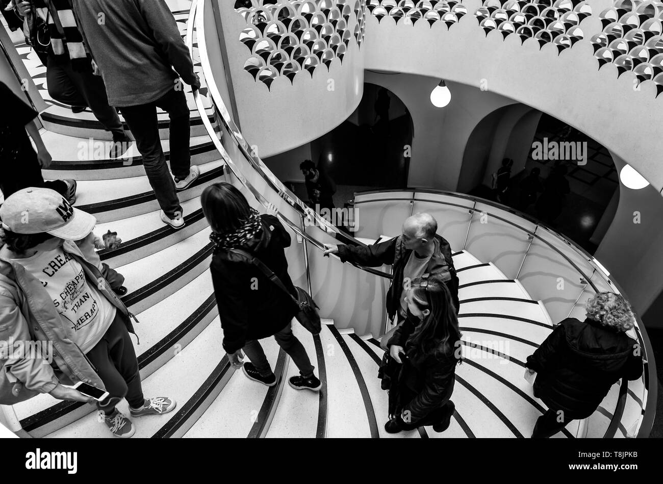 11519 People On The Staircase In The Tate Museum