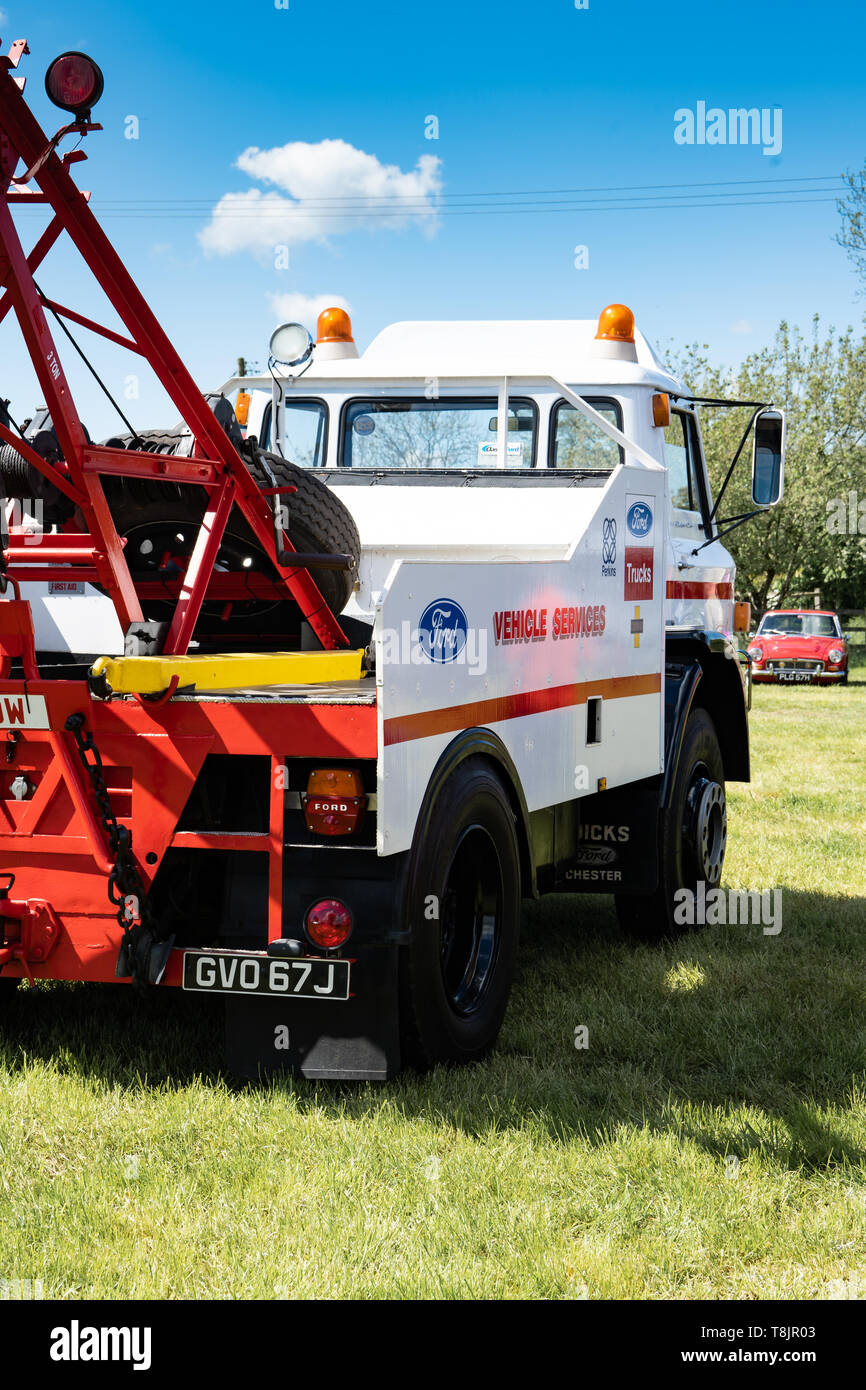Ford D2417 D-series Perkins diesel engined recovery / breakdown truck with Harvey-Frost crane Stock Photo