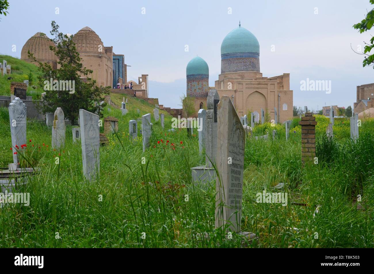 Samarkand, UNESCO Weltkulturerbe in Usbekistan: In der Totenstadt Shohizinda, der daneben liegende Friedhof Stock Photo