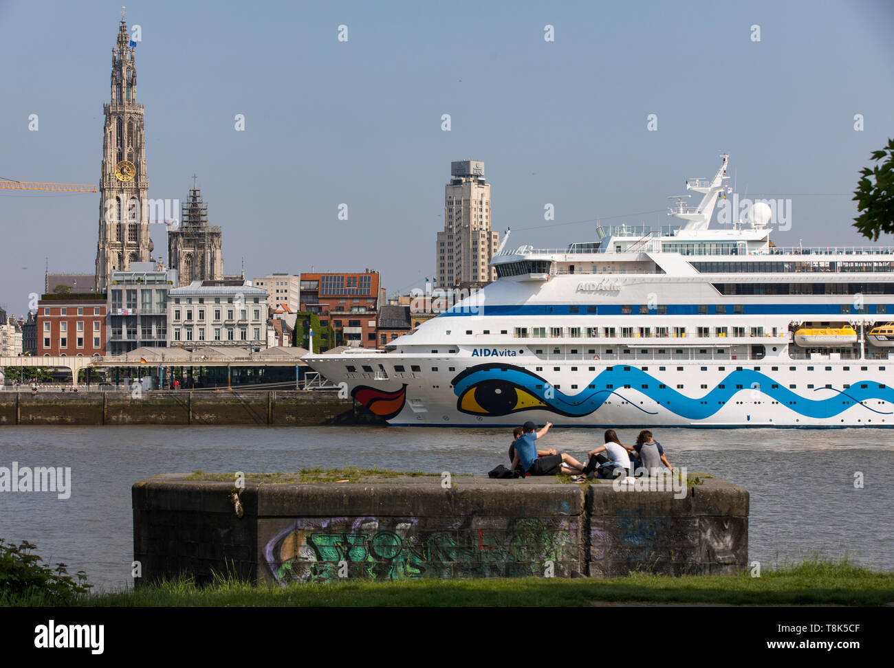 Kreuzfahrtschiff Aidavita, liegt an der Schelde, vor der Kulisse  von Antwerpen, Flandern, Belgien, Stock Photo