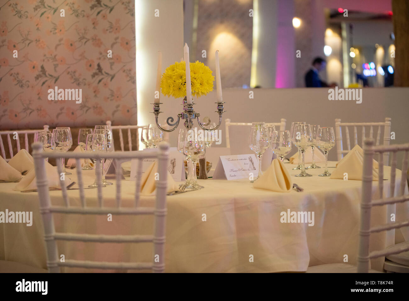 Round Wedding Dinning Table With Chairs Flowers And Candles