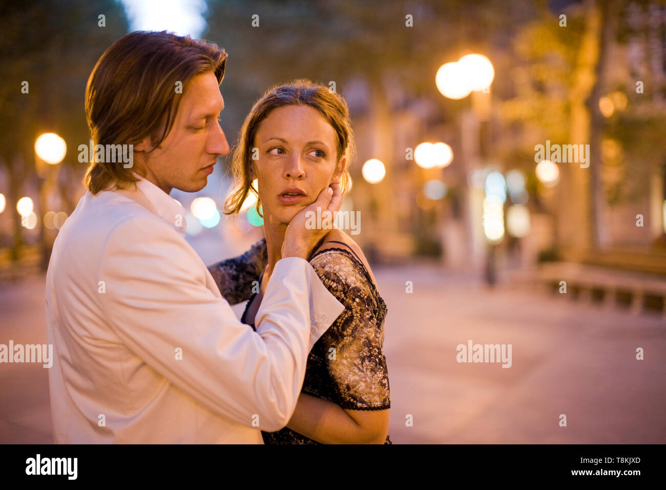 Couple kissing night outside hi-res stock photography and images - Alamy