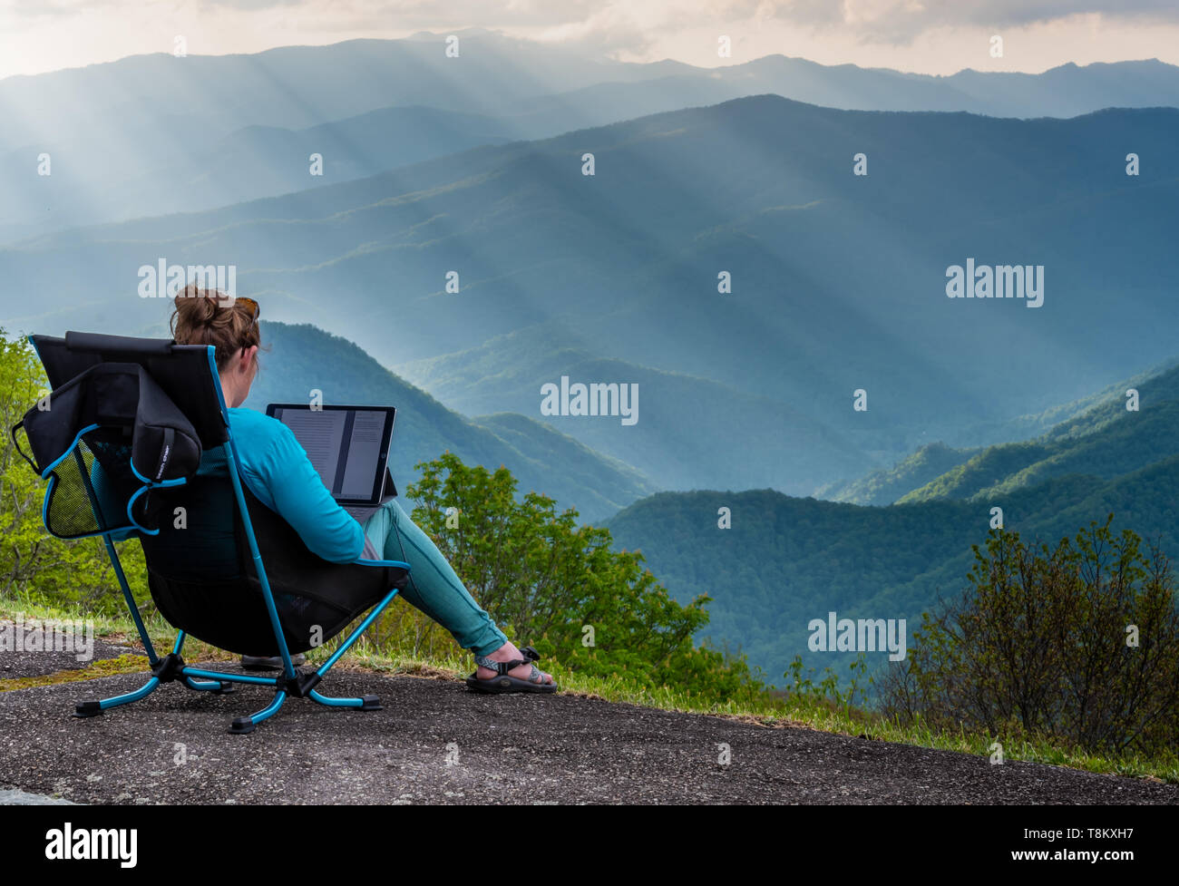Blue ridge chair works hi res stock - Woman Works On Tablet While Sitting At Overlook In The Blue Ridge Mountains T8KXH7 