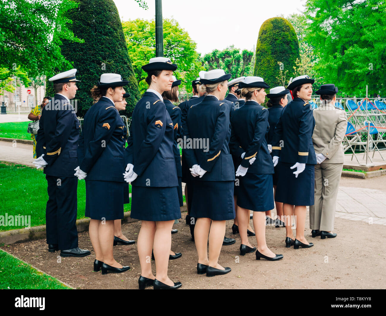 Female military personnel hi-res stock photography and images - Alamy