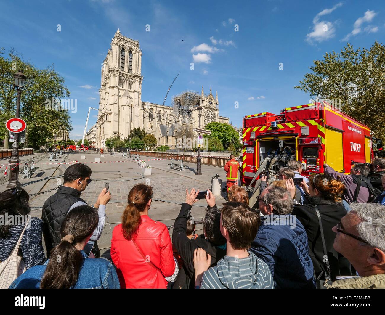 France, Paris (75), World Heritage Site of UNESCO, Notre Dame Cathedral, April 17, 2019, 2 days after the terrible fire that ravaged the whole frame, a dense crowd came to notice the damage caused by the fire of 15 April 2019 Stock Photo