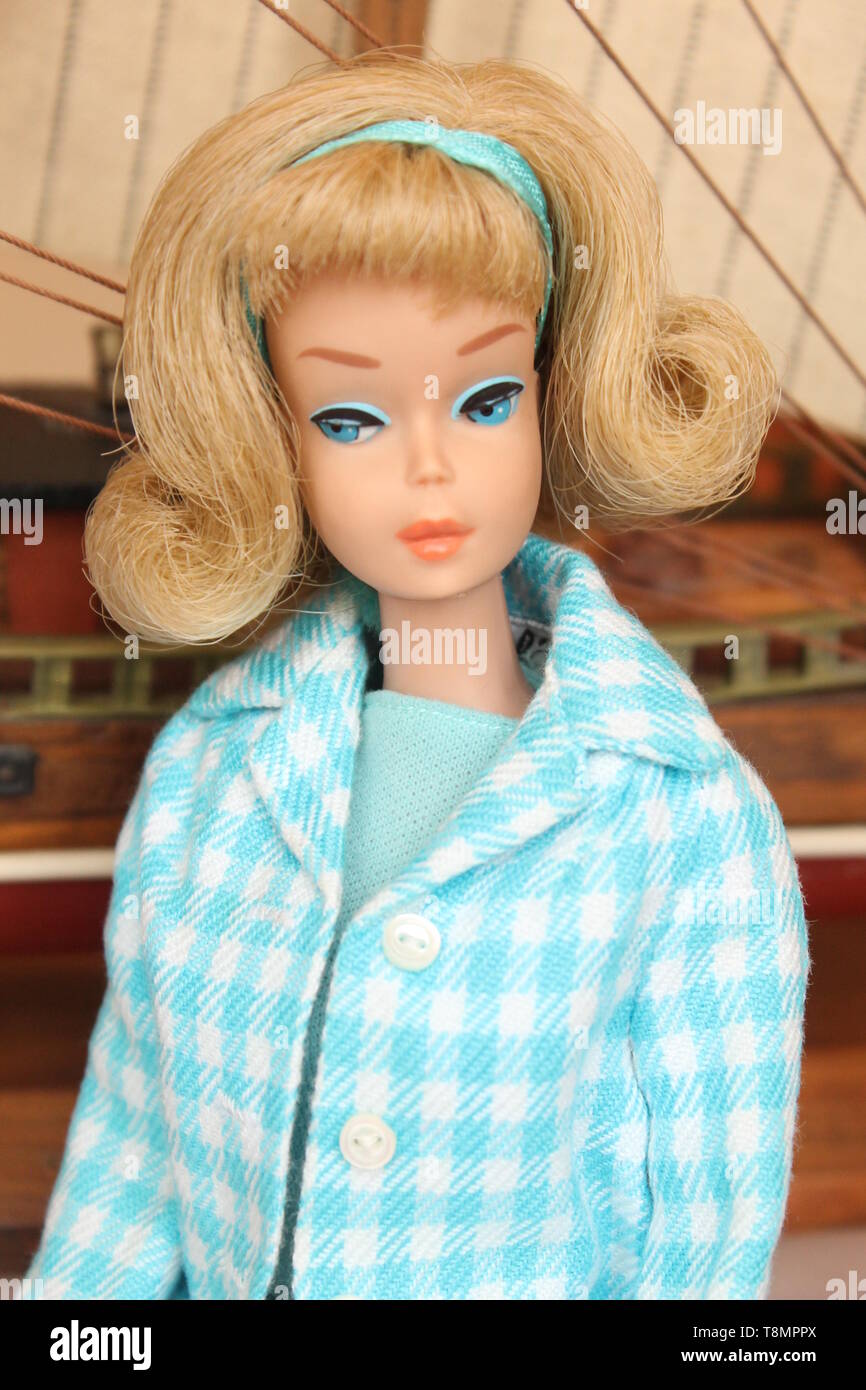 Barbie #1070 Sidepart American Girl (1965-1966) in #1637 Outdoor Life (1965  Stock Photo - Alamy