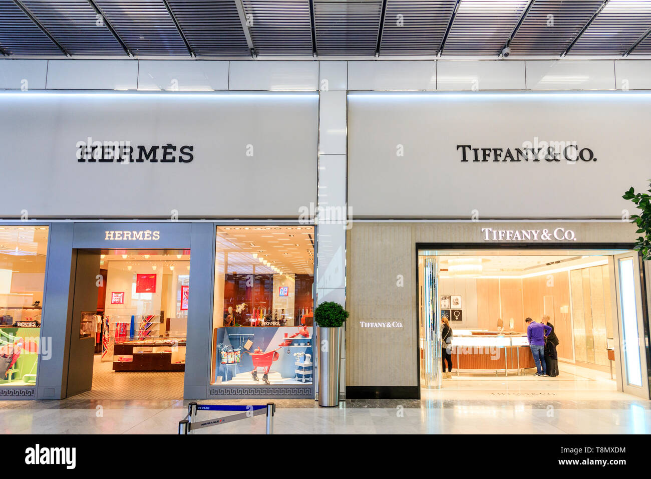 Retail departure lounge airport hi-res stock photography and images - Alamy