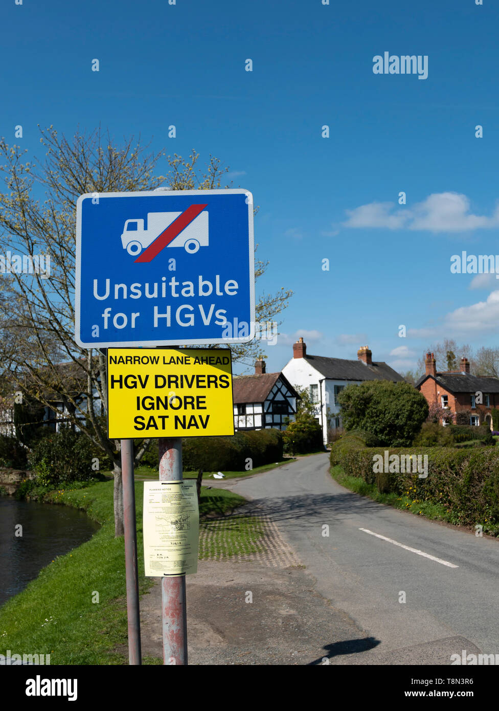 Unsuitable for HGVs sign, Eardisland village, Herefordshire, England, UK. Stock Photo