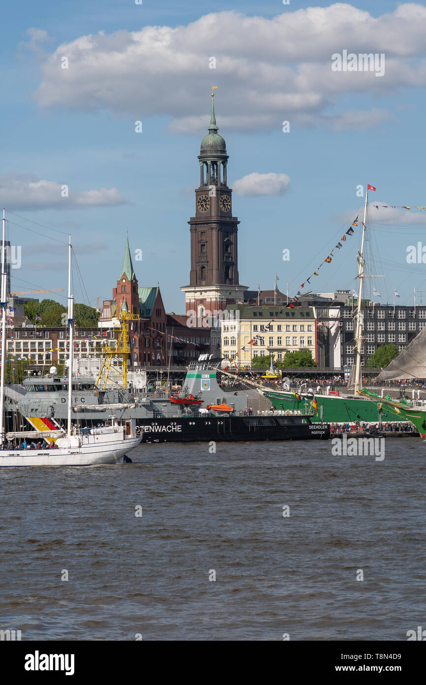 Schiffe auf der Elbe mit der Katharinenkirche Stock Photo