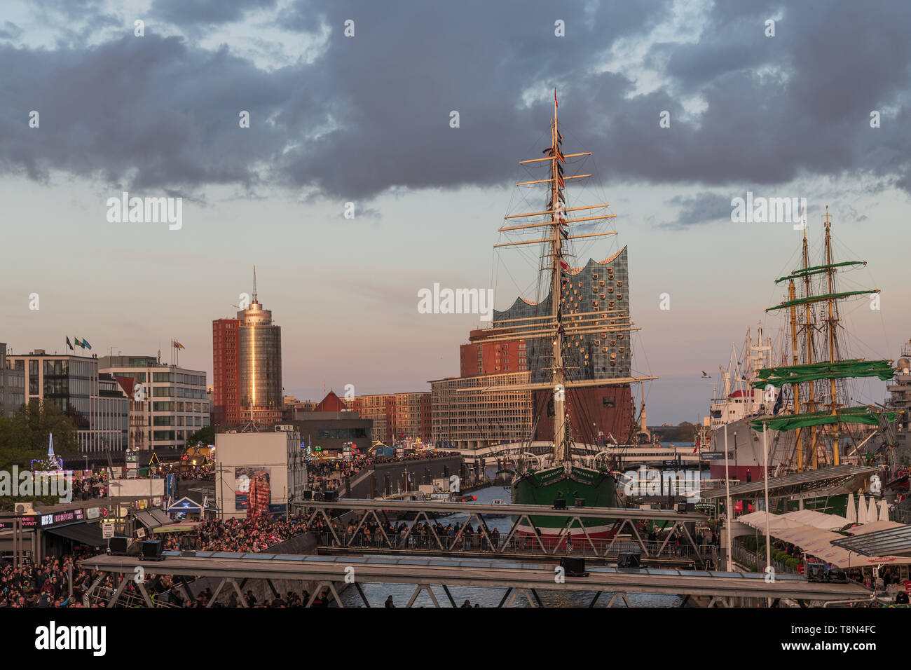 Der Blick vom Blockbräu zur Elbphilharmonie beim Hamburger Hafengeburtstag Stock Photo