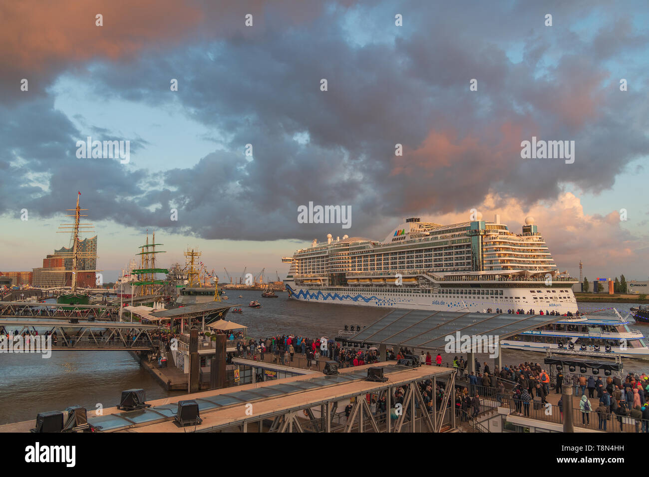 Die AIDA Perla läuft zum Hafengeburtstag in den Hamburger Hafen ein Stock Photo