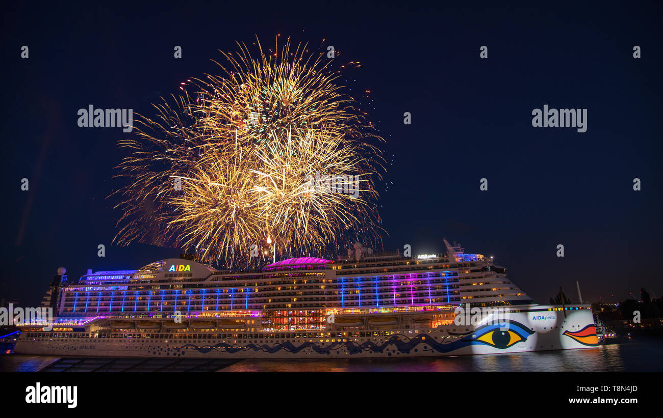 Das Feuerwerk über der AIDA Perla zum 830. Hamburger Hafengeburtstag Stock Photo