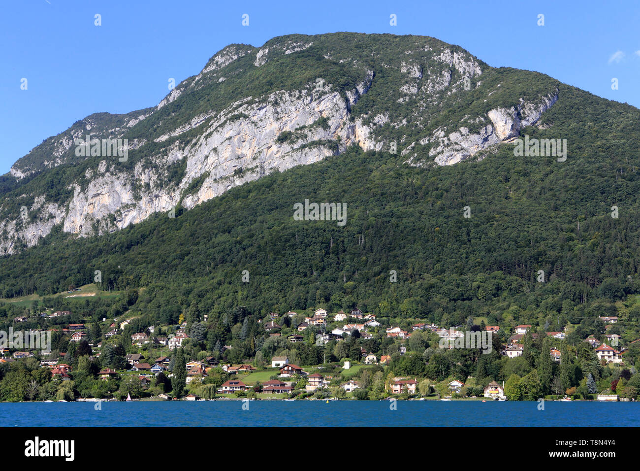 Habitations en bordure du lac d'Annecy. Haute-Savoie. France. Stock Photo
