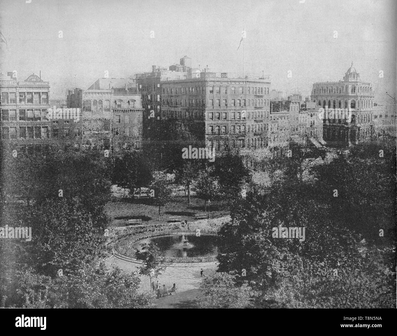 Union square park fountain new york hi-res stock photography and images ...