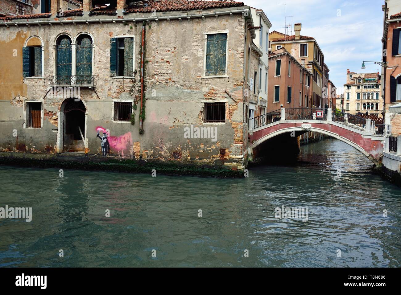 In the days of the opening of the Biennale, Venice realizes that it has  hosted the famous unknown artist Banksy. The graffiti mysteriously appeared  in Venice in Campo San Pantaleon is almost