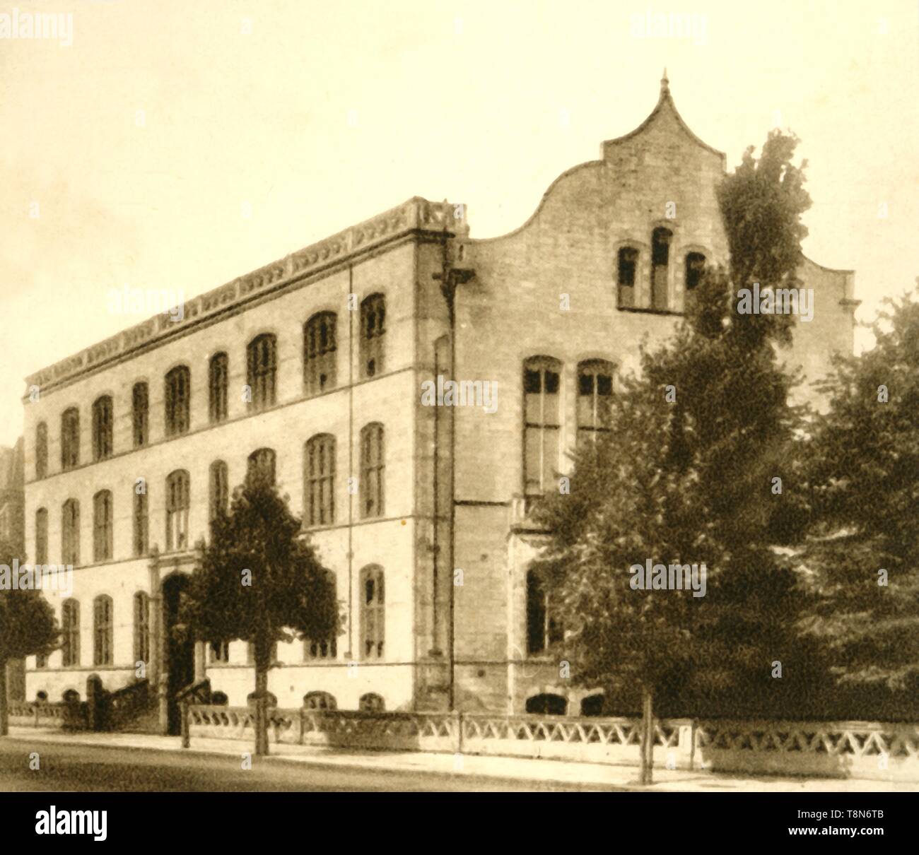 Old victorian school exterior hi-res stock photography and images - Alamy