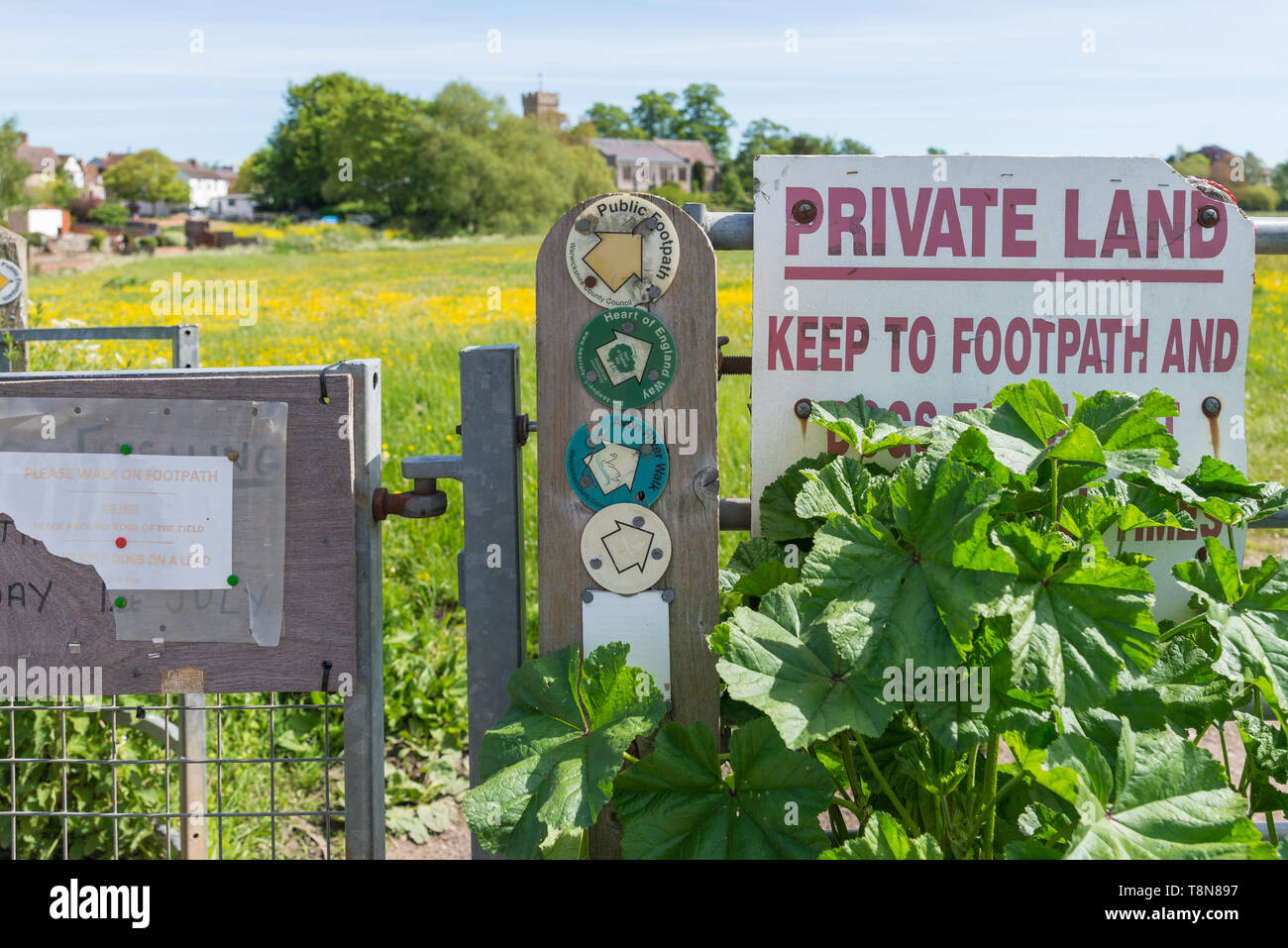 Entrance to public footpath in the pretty Warwickshire village of Bidford-on-Avon Stock Photo