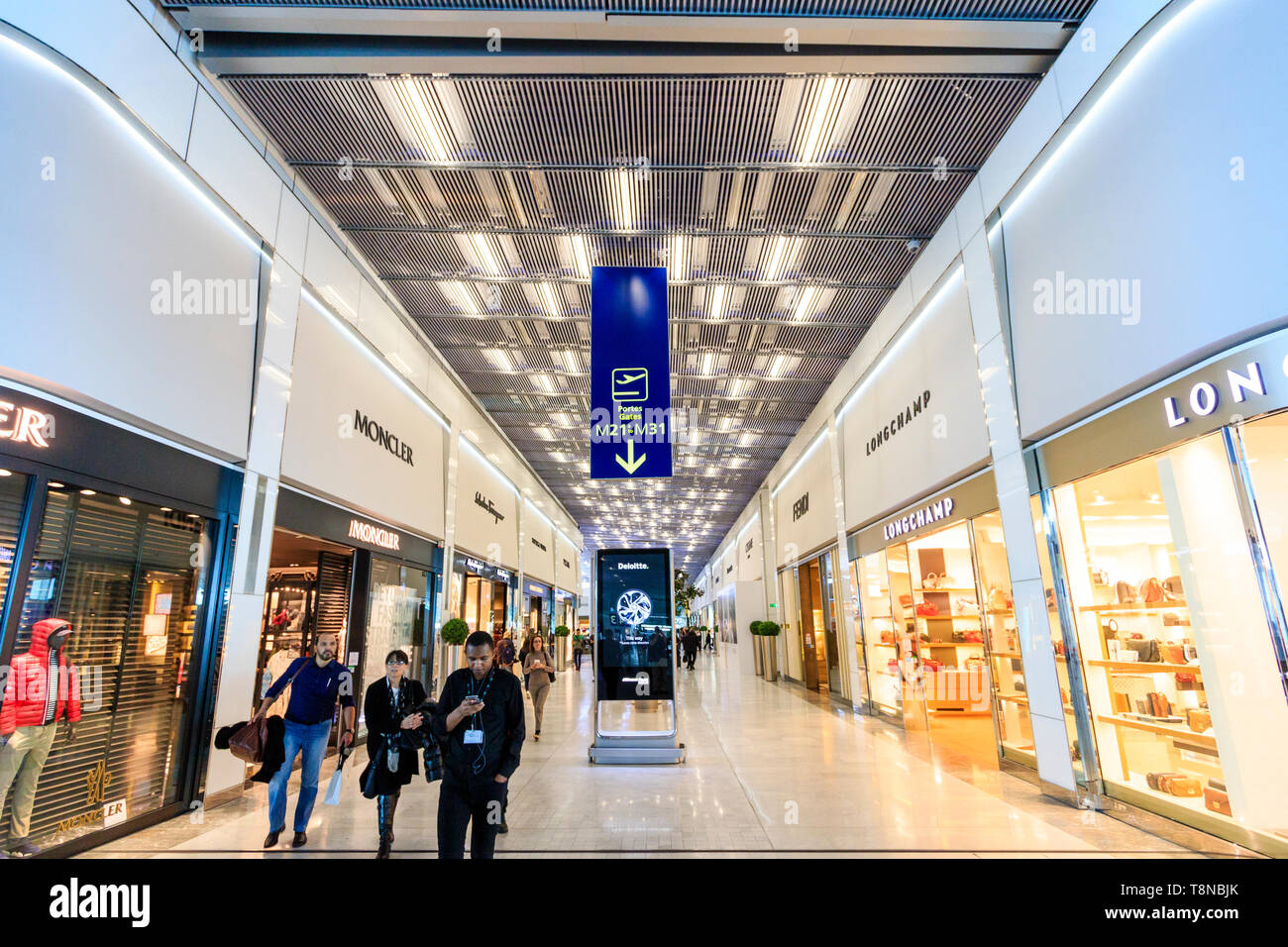 Charles De Gaulle Airport, Paris, France. Interior of Terminal 2E.  Departure lounge. Avenue of retail shops, between gates and central seating  area Stock Photo - Alamy