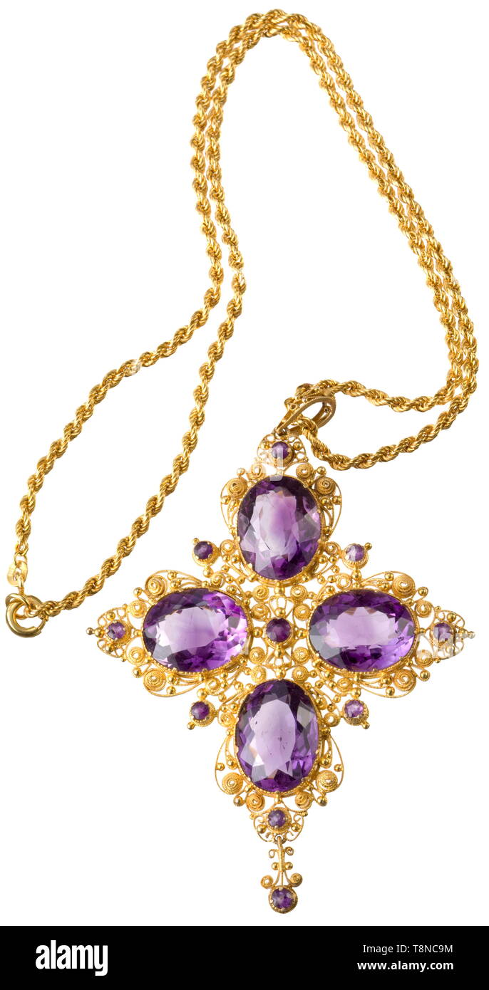Sophie, Princess, since 1909 Duchess of Hohenberg (1868 - 1914) - a gold necklace with amethysts Fine, intricately crafted necklace with set and faceted amethysts. Attached to a gold chain. Dimensions of the cross pendant 75 x 55 mm. Weight 20 g. Hallmark '585'. In hexagonal crystal glass case with gilt bronze mounts. Cf. the miniature portrait of the future Austrian empress depicting her with the present necklace. Provenance: Franz Ferdinand, Austrian heir presumptive (1863 - 1914). Fine gold necklace of the future empress of Austria, who, toget, Additional-Rights-Clearance-Info-Not-Available Stock Photo