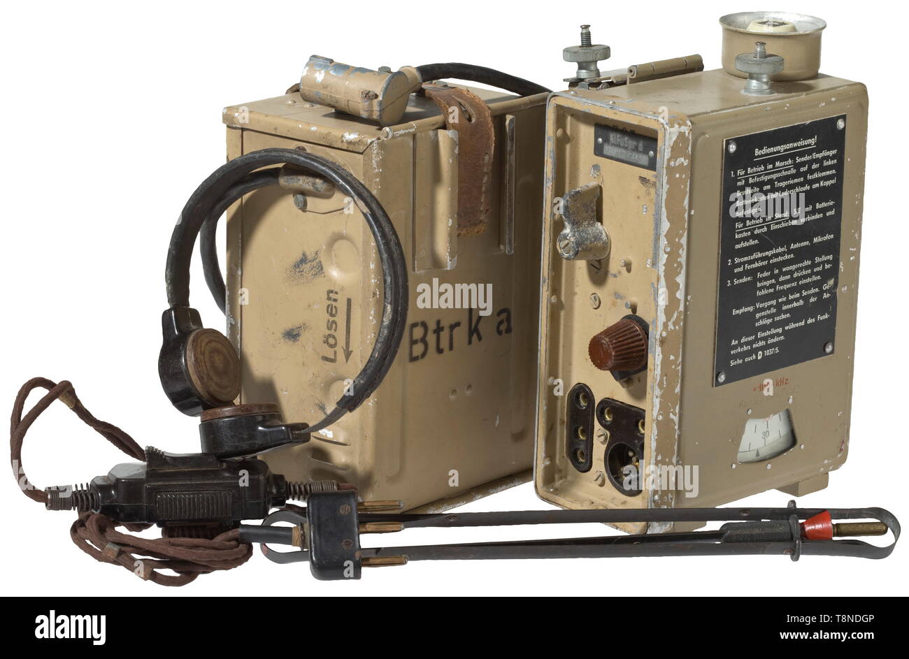Ideelt entreprenør jernbane A portable field radio "d" - Dorette with accessories Aluminium case with  typical original beige finish. The radio with attached instructions,  frequency scale and switches. Wehrmacht acceptance stamp and type plaque  "KlFuSpr