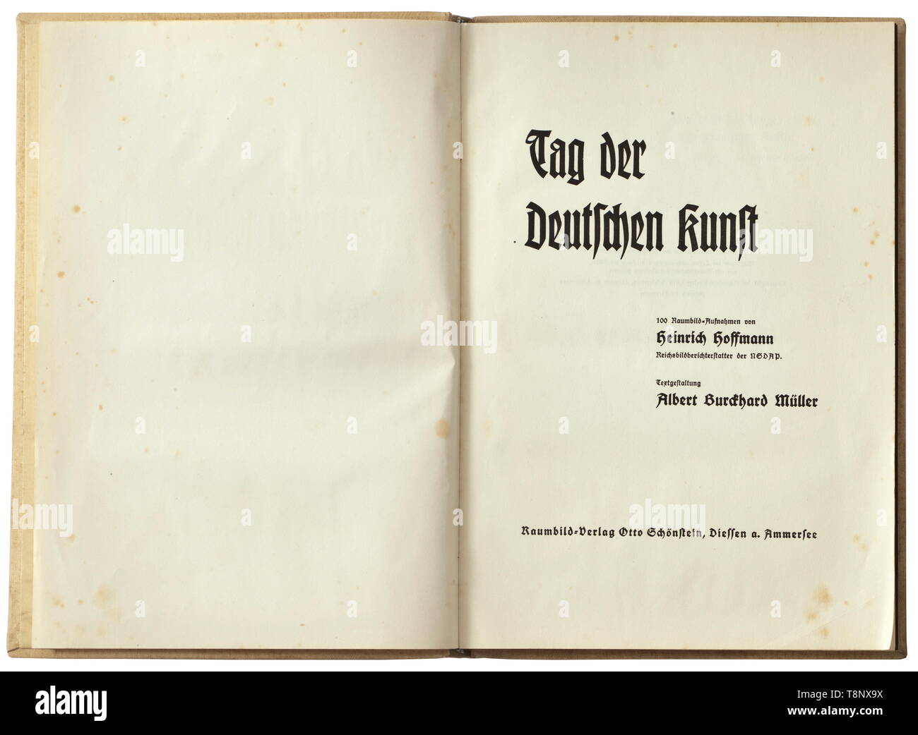 Tag der Deutschen Kunst 1933 - 1937 - a stereoscopic album Raumbild-Verlag Otto Schönstein, Dießen at Lake Ammer 1937. Cream-coloured, red-embossed linen cover. Text by Albert Burckhard Müller, 100 stereoscopic images by Heinrich Hoffmann, 22 of them within the 61-page text section, with stereoscopic glasses. Signs of age and use. One of the rarest stereoscopic albums, in good condition. historic, historical, 20th century, Additional-Rights-Clearance-Info-Not-Available Stock Photo