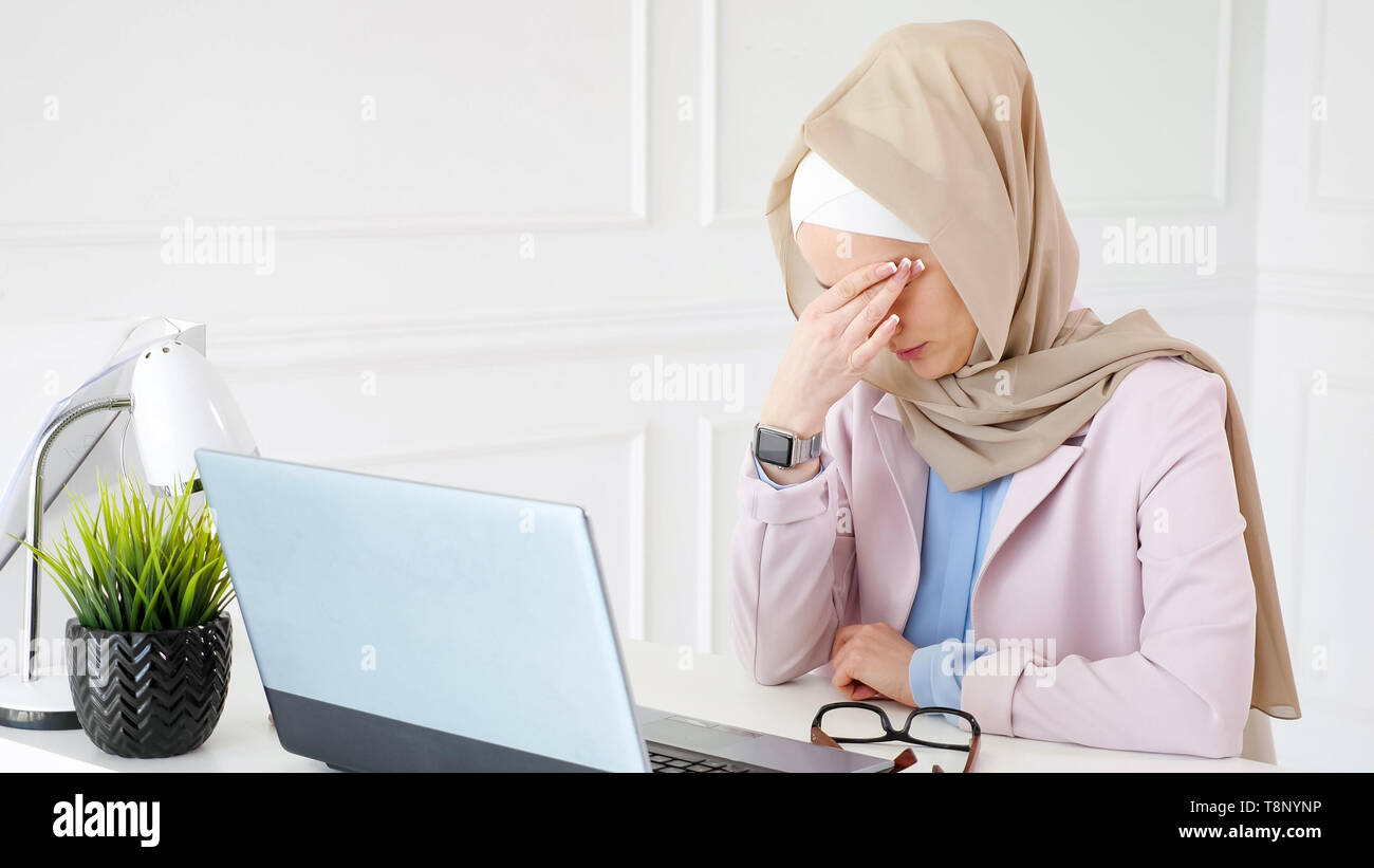 Мусульманка работает. Мусульманка в офисе. Мусульманка в офисе. Бизнесвумен мусульманка. Мусульманка работает.