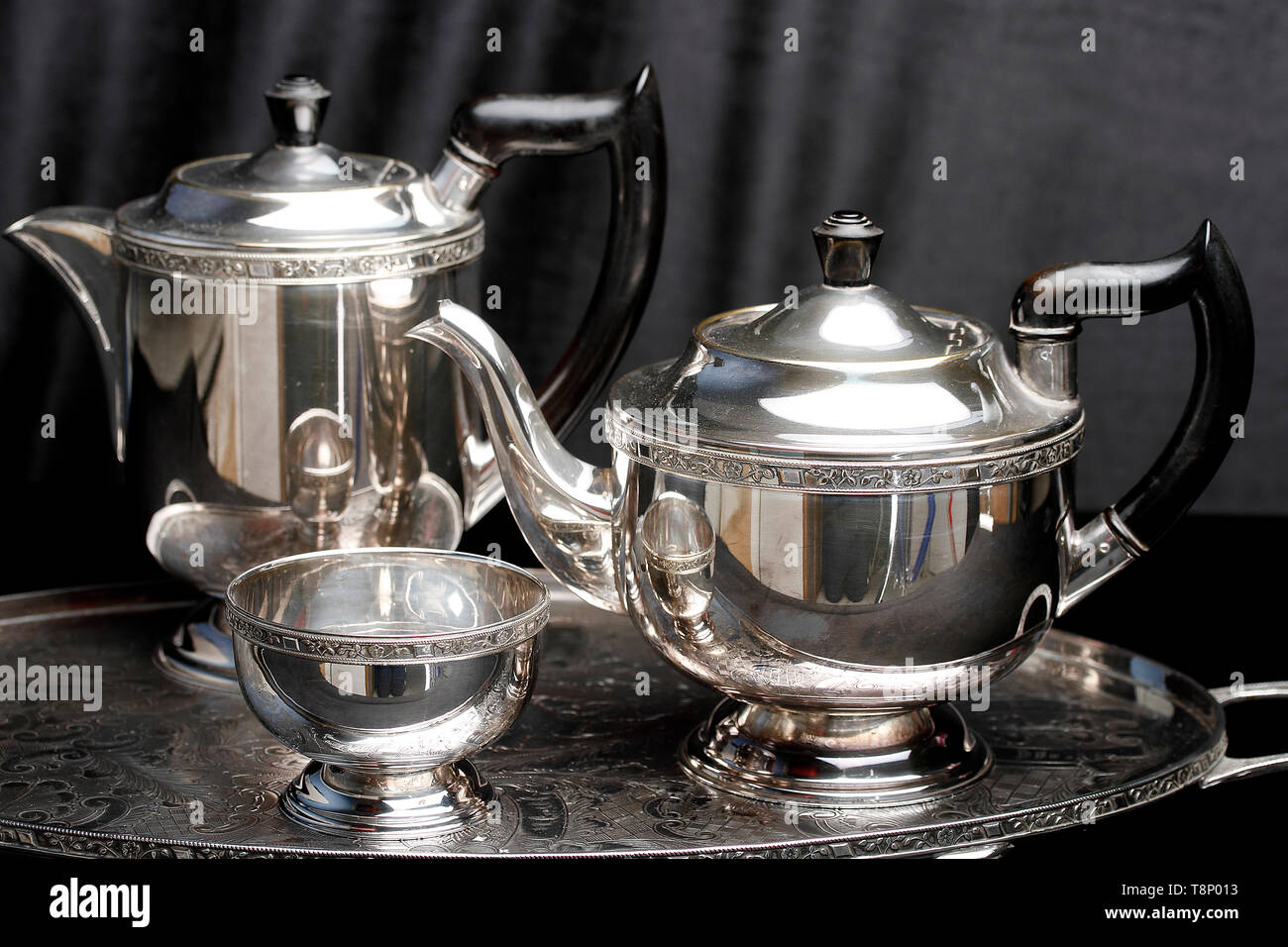 Viners of Sheffield Alpha Plate, silverplated teaset. Teapot, water pot, sugar bowl and oval tray. 1950's vintage Name: Viners of Sheffield Alpha Plat Stock Photo