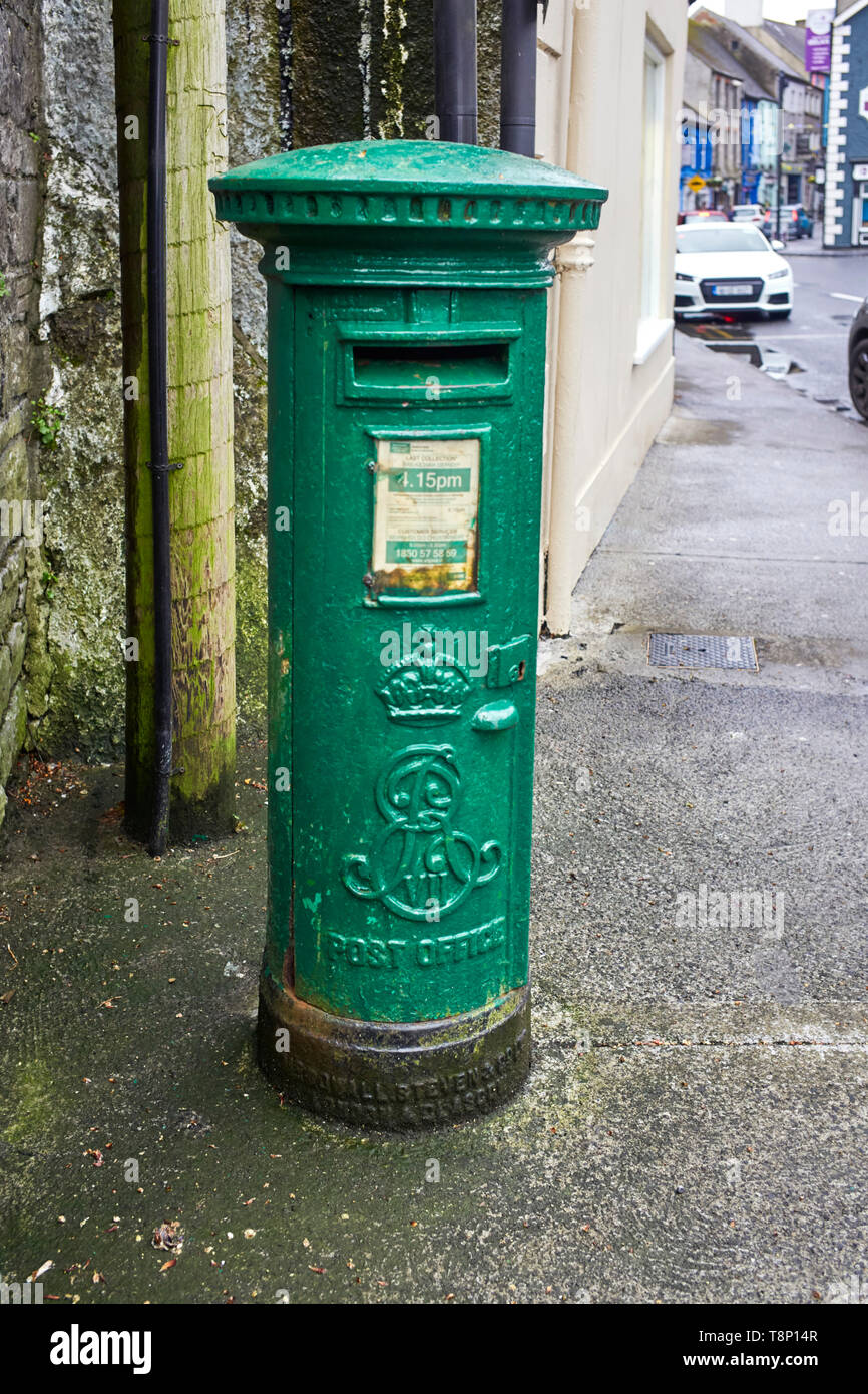 A green Irish post office (An Post) post box with a Edward VII crest on the front Stock Photo