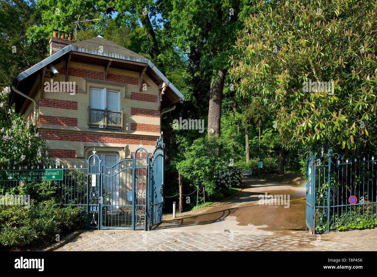 France Hauts De Seine Chatenay Malabry Parc De La Vallee Aux Loups Entrance To The Chateaubriand House Stock Photo Alamy