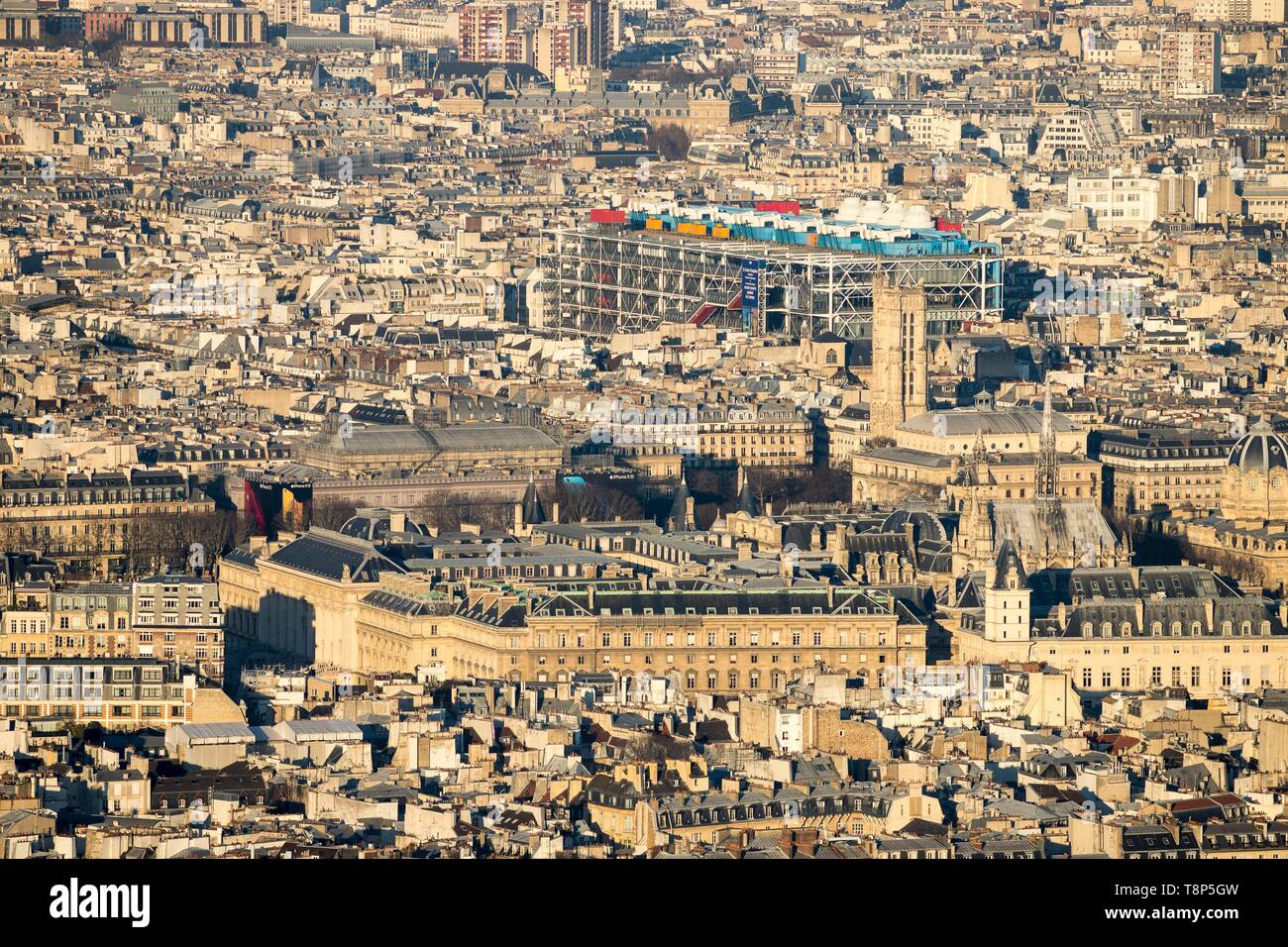 France, Paris, Les Halles district, the Pompidou Center or Beaubourg, architects Renzo Piano, Richard Rogers and Gianfranco Franchini, in front of the Saint-Jacques Tower Stock Photo