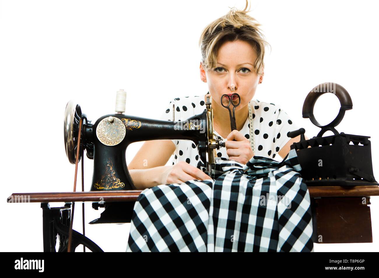 Швейная фабрика зингера 19 век сша. Злая портниха. Бабушка шьет. Девушка за швейной машинкой. Швея.