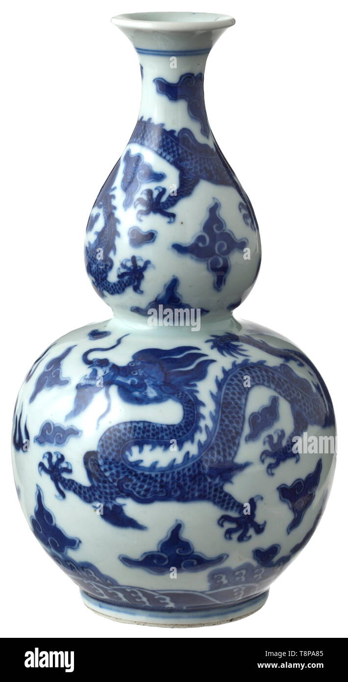 A blue-white baluster vase, Qianlong Period (1736-96) White porcelain with blue underglaze depicting dragons between clouds over the ocean. On the base a blue underglaze Quianlong mark. Fine, undamaged condition. Height 22 cm. Provenance: South German private collection, purchased in the 1960/70s. historic, historical, China, Chinese, 18th century, Additional-Rights-Clearance-Info-Not-Available Stock Photo