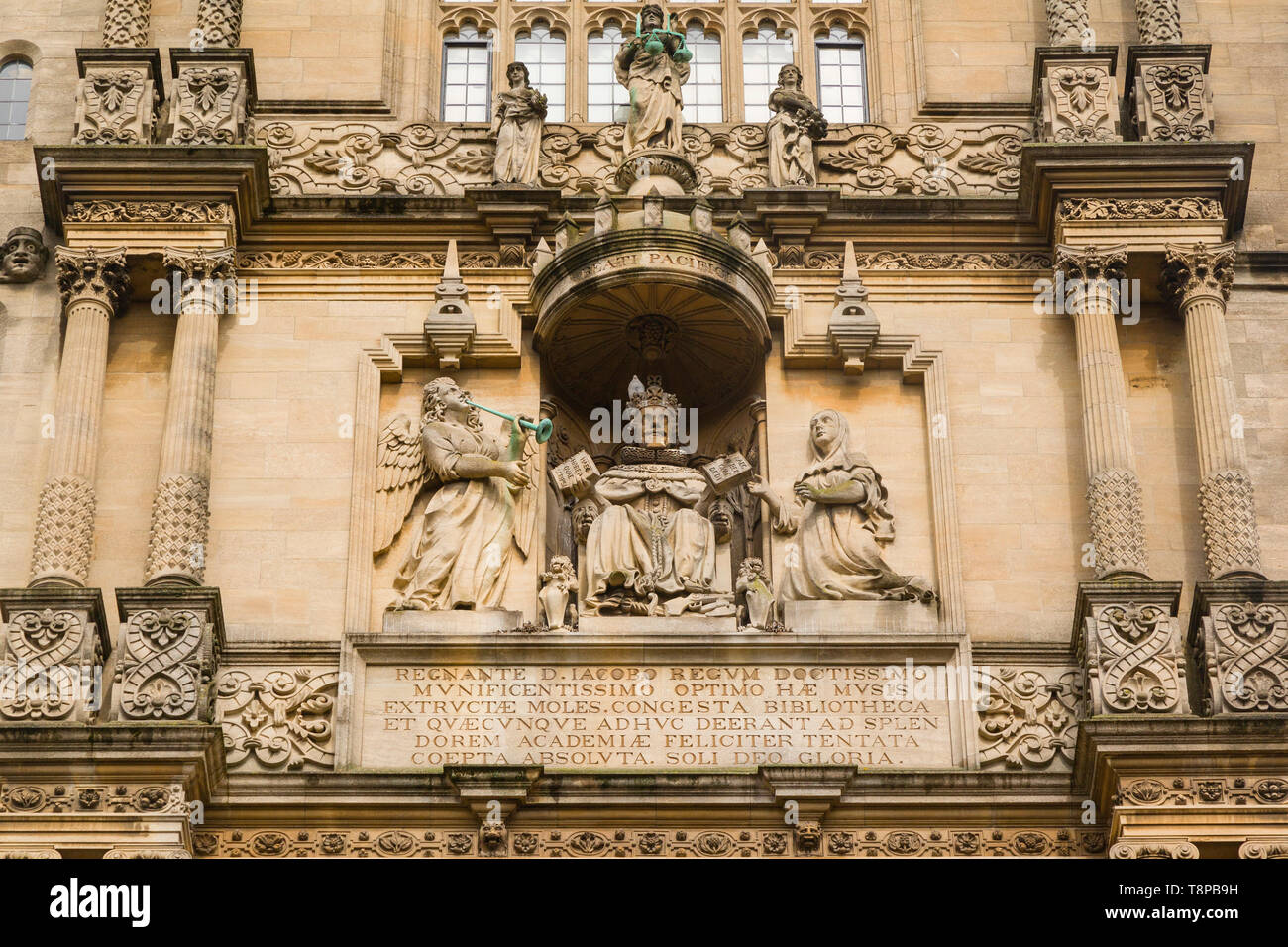 The statue of King James on the Tower of the Five Orders at the Bodleian Library, Oxford from the Old School Quad Stock Photo