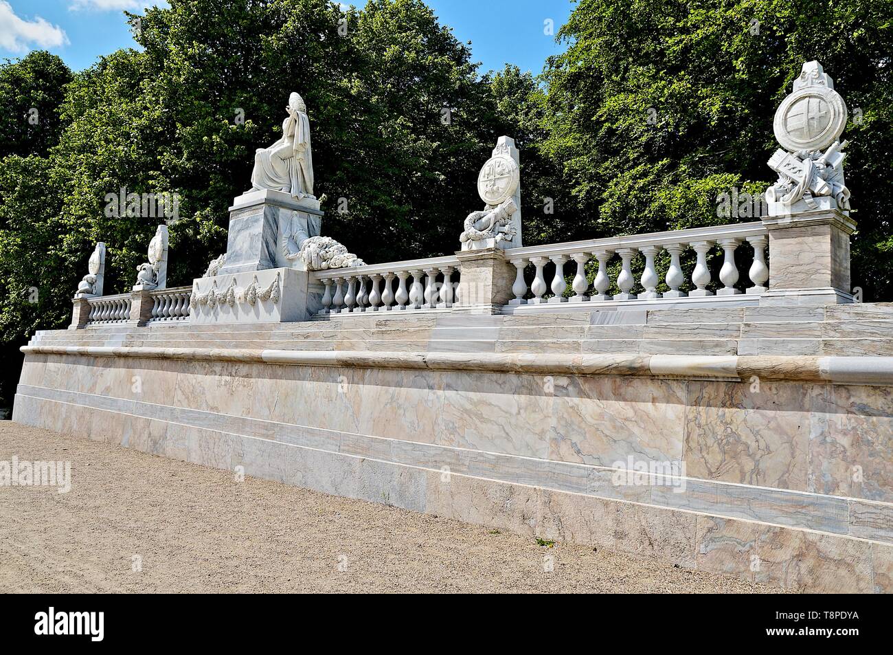 Monuments in the park hi-res stock photography and images - Alamy