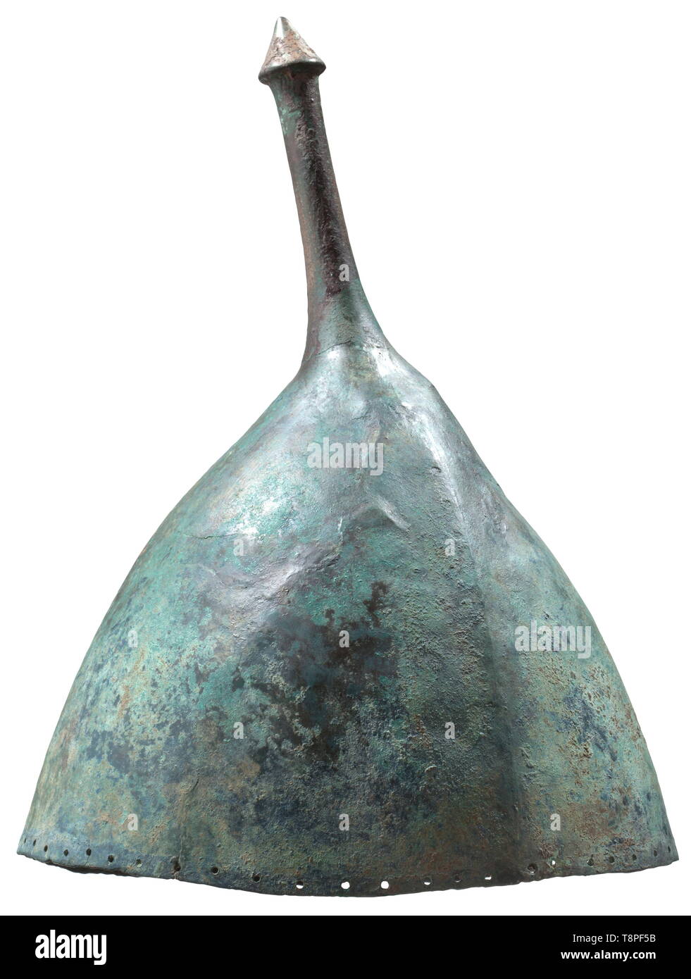 An Assyrian pointed, conical bronze helmet, 8th - 7th century BC Featuring an indistinct medial ridge and long stem crowned by a conical spike, probably used for the fastening of a crest. Ap ancient world, Additional-Rights-Clearance-Info-Not-Available Stock Photo