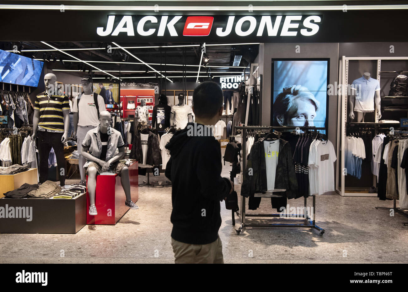 Hong Kong, China. 8th May, 2019. A pedestrian seen passing by a fashion  clothing brand Jack