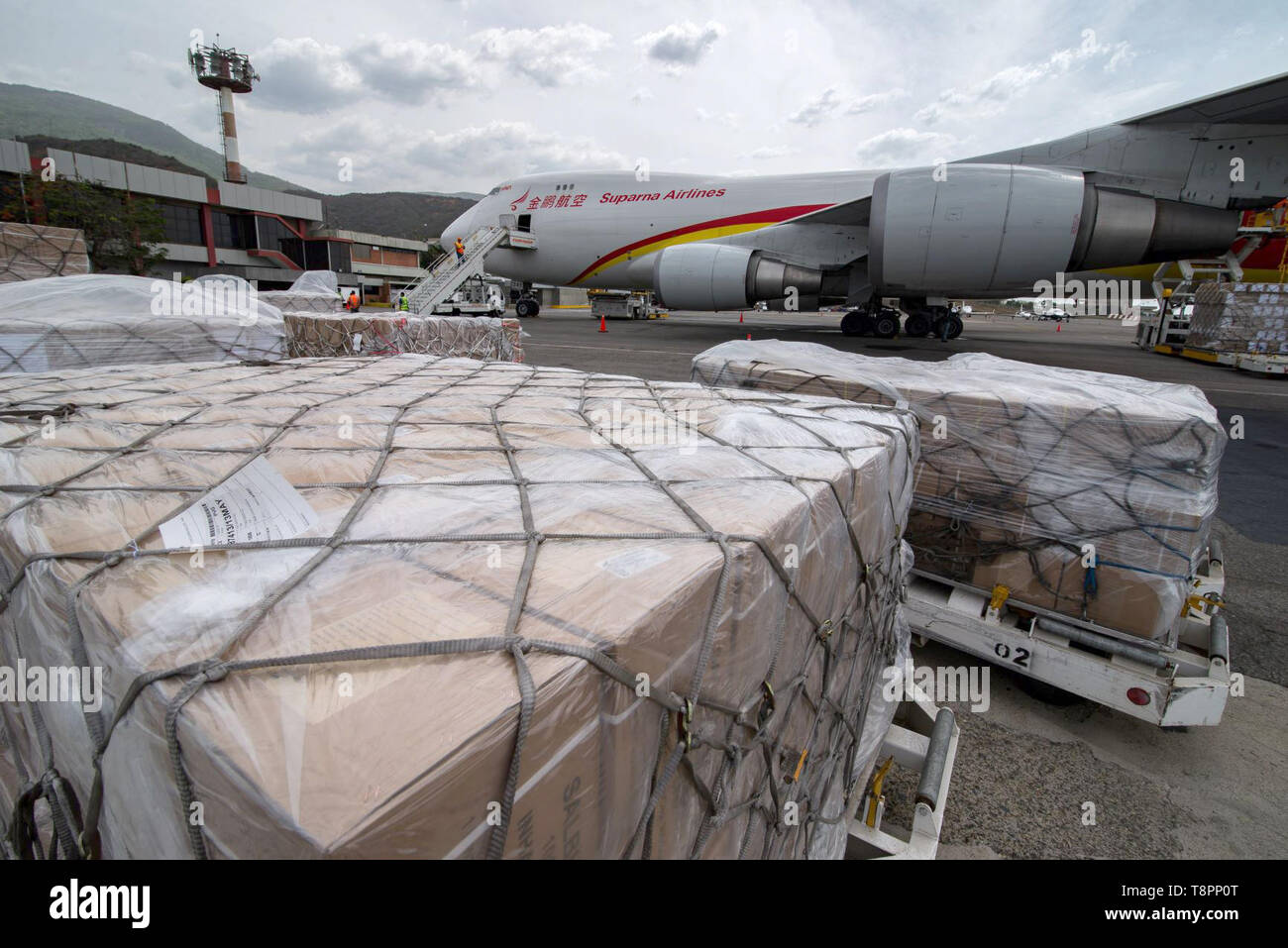 Caracas, Venezuela. 13th May, 2019. The second shipment of medical aid from China arrived at the Simon Bolivar International Airport in Caracas, Venezuela, May 13, 2019. The 71 tonnes of aid mainly consists of medicines and medical supplies. The first batch of medical assistance from China, made up of 65 tonnes of medicines and medical supplies, arrived in Venezuela in March. Credit: Marcos Salgado/Xinhua/Alamy Live News Stock Photo