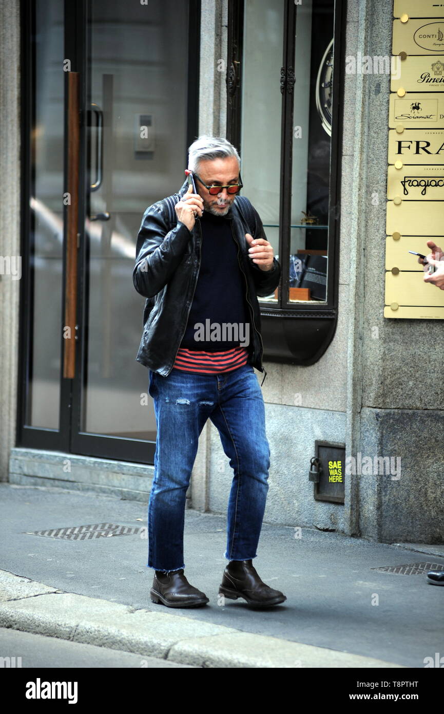 Milan, Bruno Barbieri in the center Chef BRUNO BARBIERI caught walking  downtown. Here he is engaged in several telephone conversations, often  interrupted by requests for souvenir photos, which he graciously grants  Stock