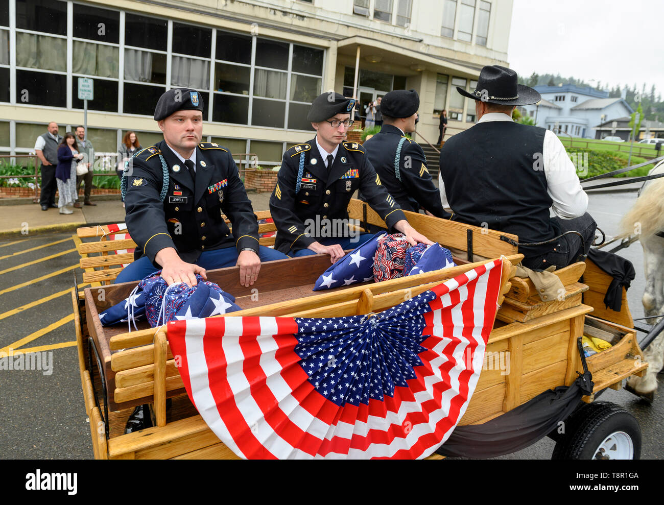 Roseburg, OREGON, USA. 14th May, 2019. The unclaimed cremated remains of four World War I veterans are transported by horse drawn buggy to the Roseburg National Cemetery in souther Oregon. Twenty-eight veterans, whose remains were discovered in storage at a Roseburg funeral home and waited unclaimed for as long as 44 years, are finally being laid to rest at the cemetery. Credit: Robin Loznak/ZUMA Wire/Alamy Live News Stock Photo