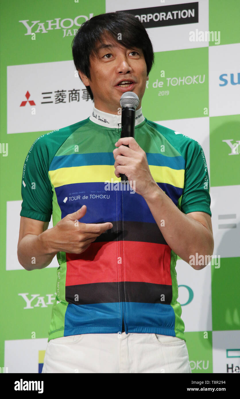 Tokyo, Japan. 14th May, 2019. Japanese sports journalist Tetsuo Nakanishi  displays a cycling jersey designed by British designer Paul Smith as he  attends a promotional event of the Tour de Tohoku 2019