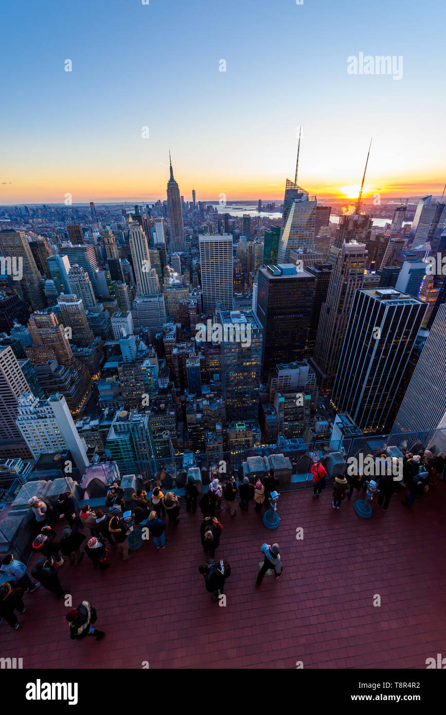 Panorama view of Midtown Manhattan skyline with the Empire State ...