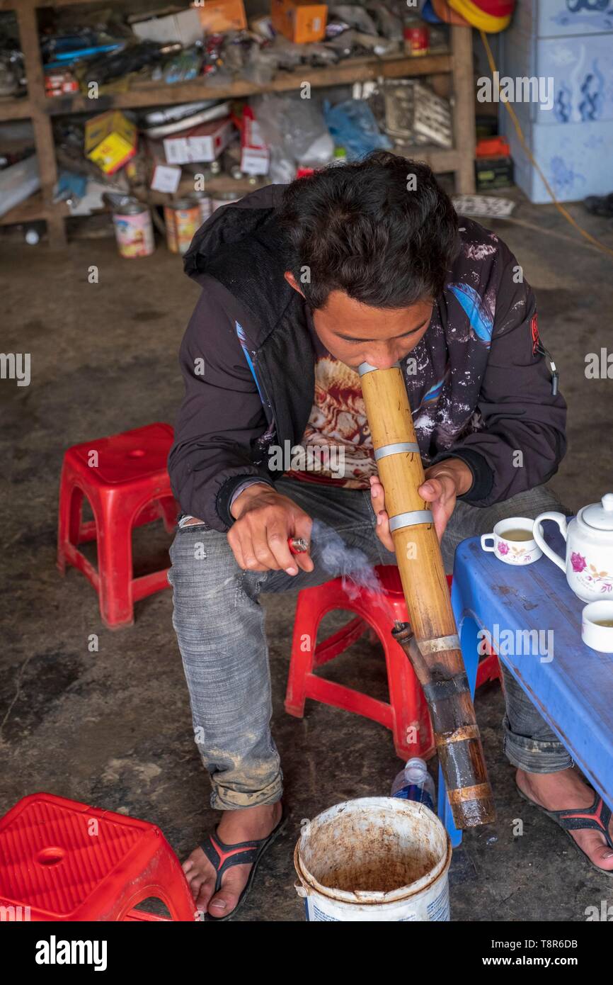 Vietnam, Lao Cai province, Sa Pa town, tobacco smoker in a waterpipe called bang Stock Photo