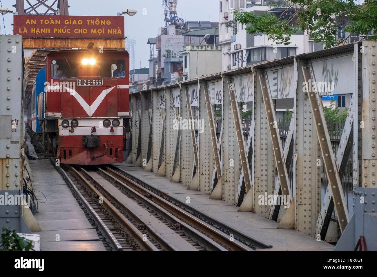 Vietnam, Red River Delta, Hanoi, arrival of the train between Hanoi and Haiphong, Long Bien bridge formerly Paul Doumer bridge built between 1898 and 1902 at the time of French Indochina by the company Daydé and Pille, company acquired since by the group Eiffel, this part leads to Hanoi Stock Photo